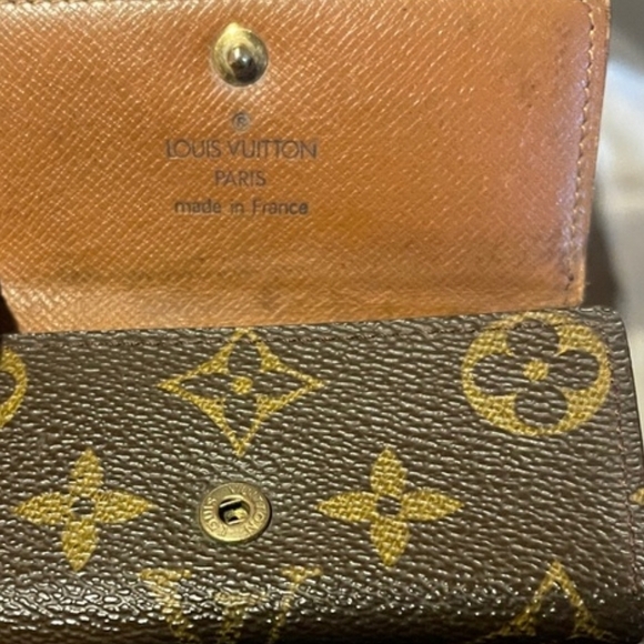 Louis Vuitton Gold and Brown Monogram Key Holder - Picture 2 of 3